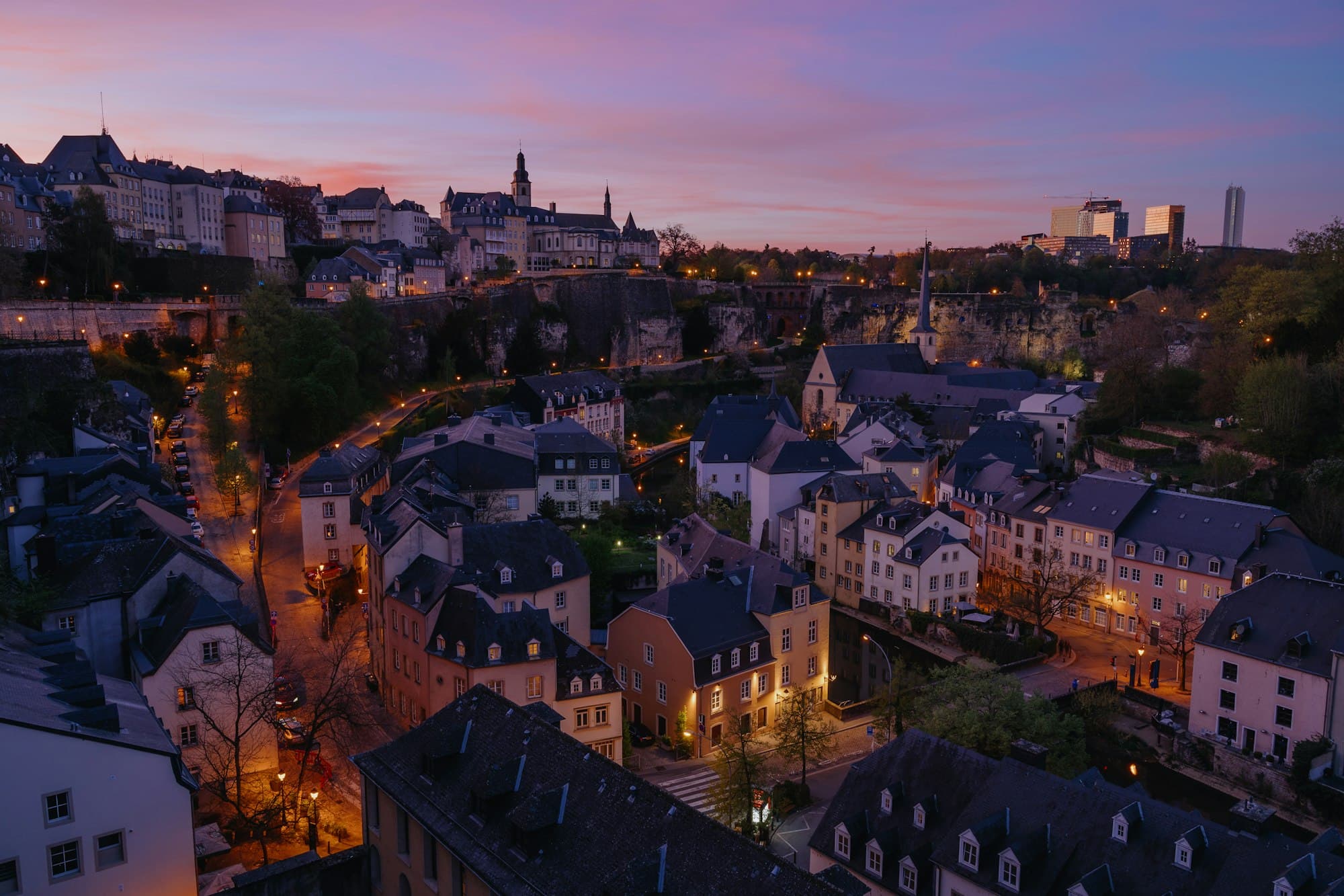 Les maisons du quartier du Grund, à Luxembourg-Ville, à la tombée du soir.